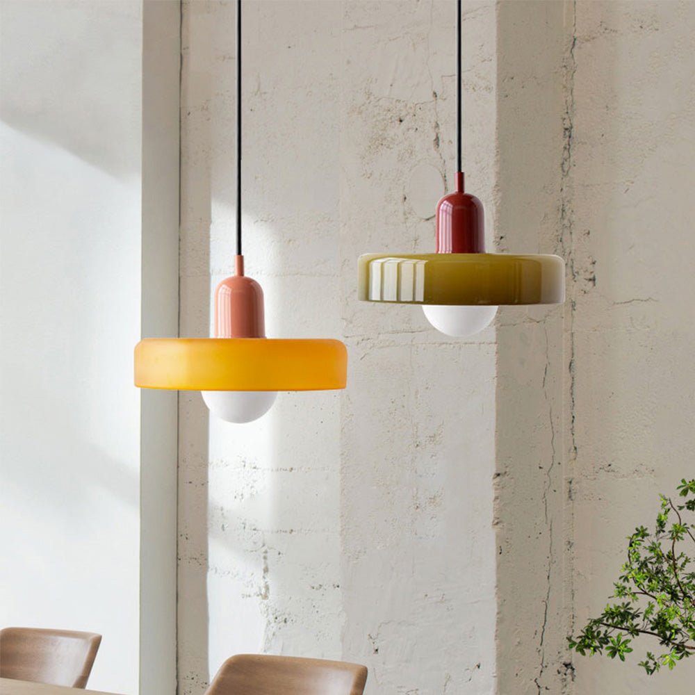 Deze kleurrijke hanglamp combineert modern design met functionaliteit.