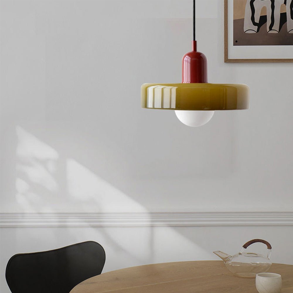 Deze moderne hanglamp biedt een kleurrijk accent en sfeervolle verlichting.