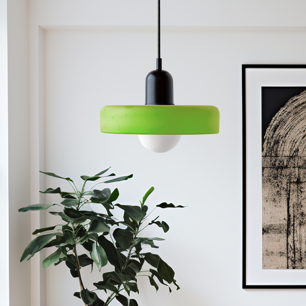 Moderne hanglamp met minimalistisch design, perfect voor stijlvolle verlichting boven een eettafel.