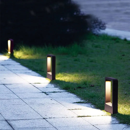 Strakke pad verlichting met LED-lampen, ontworpen voor een sfeervol en eigentijds tuinontwerp.