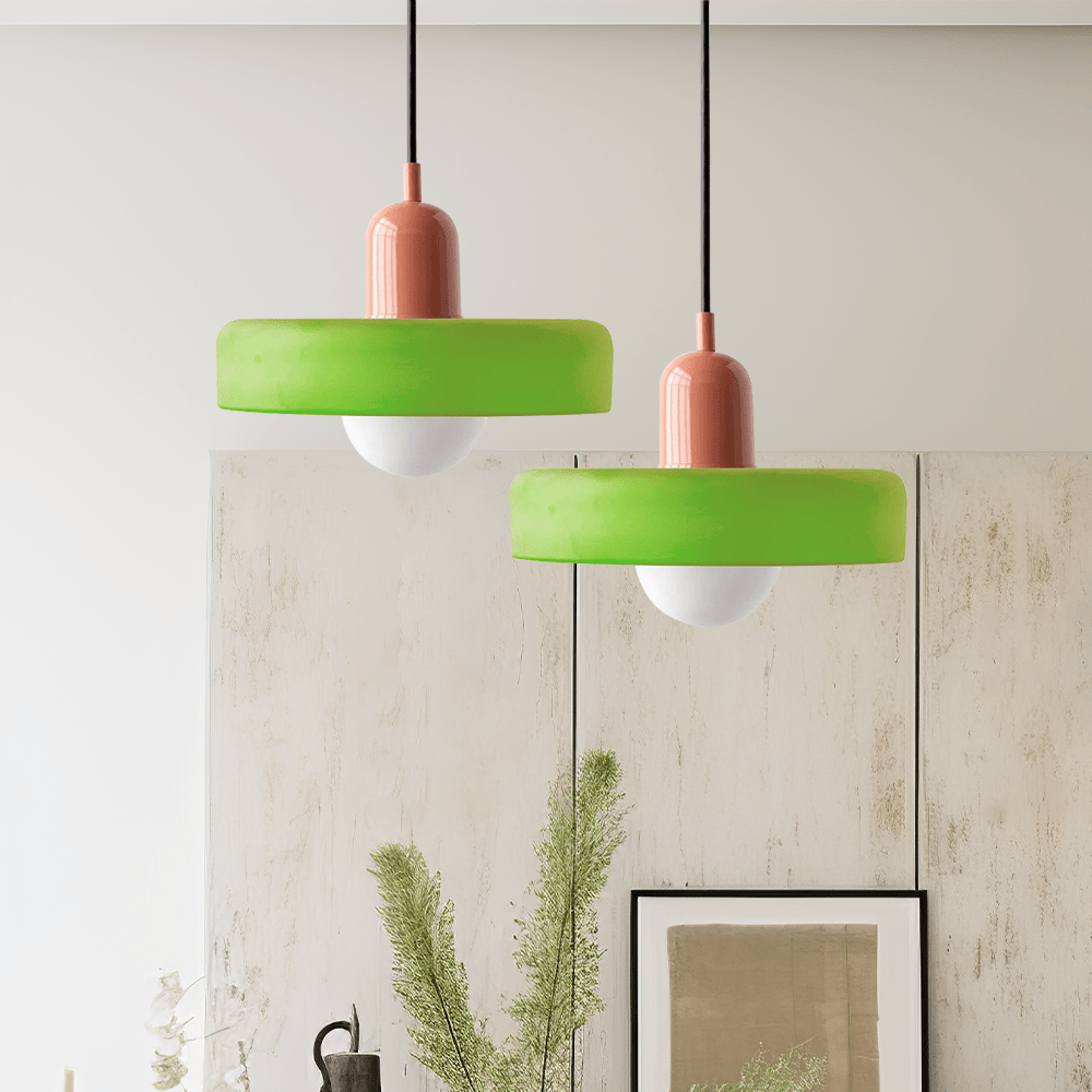 Hanglamp met speelse kleuren en een subtiel, modern ontwerp.