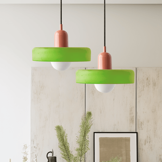 Hanglamp met speelse kleuren en een subtiel, modern ontwerp.