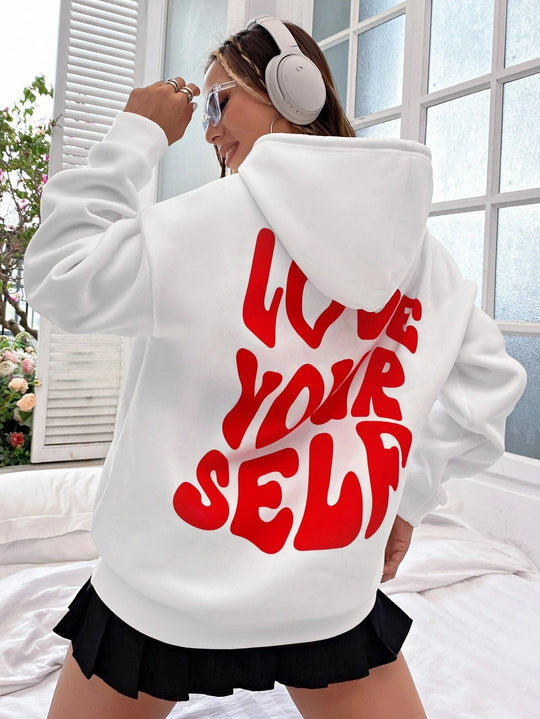 Luna Vrouwelijke motivatie hoodie met een comfortabele pasvorm en een inspirerende opdruk op de achterkant. Deze trui is perfect voor een casual look en biedt warmte tijdens dagelijkse activiteiten.