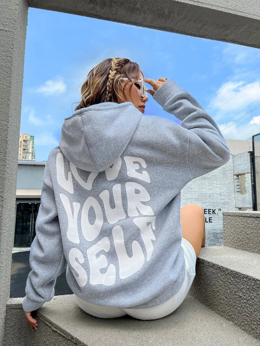 Luna Vrouwelijke motivatie hoodie met een comfortabele pasvorm en een inspirerende opdruk op de achterkant. Deze trui is perfect voor een casual look en biedt warmte tijdens dagelijkse activiteiten.