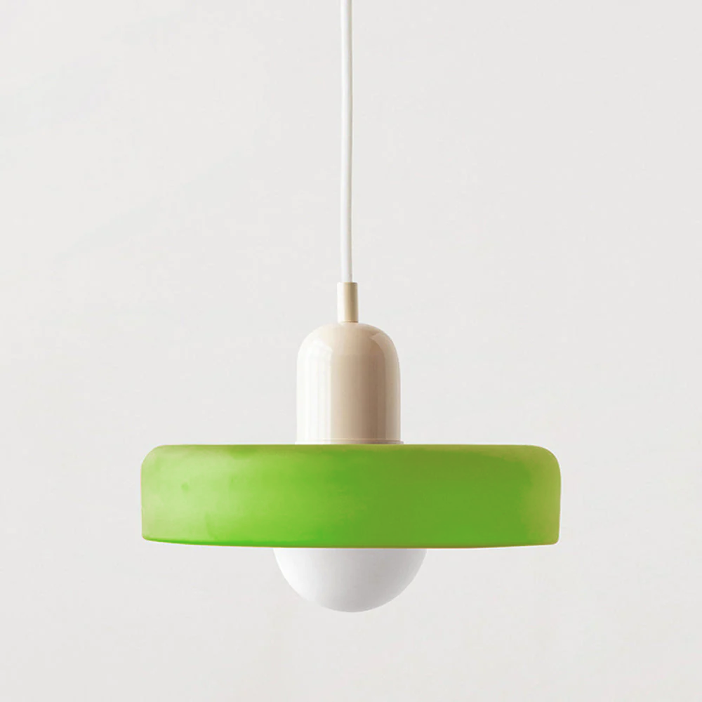 Stijlvolle en minimalistische hanglamp, zorgt voor sfeervolle verlichting boven de eettafel.

