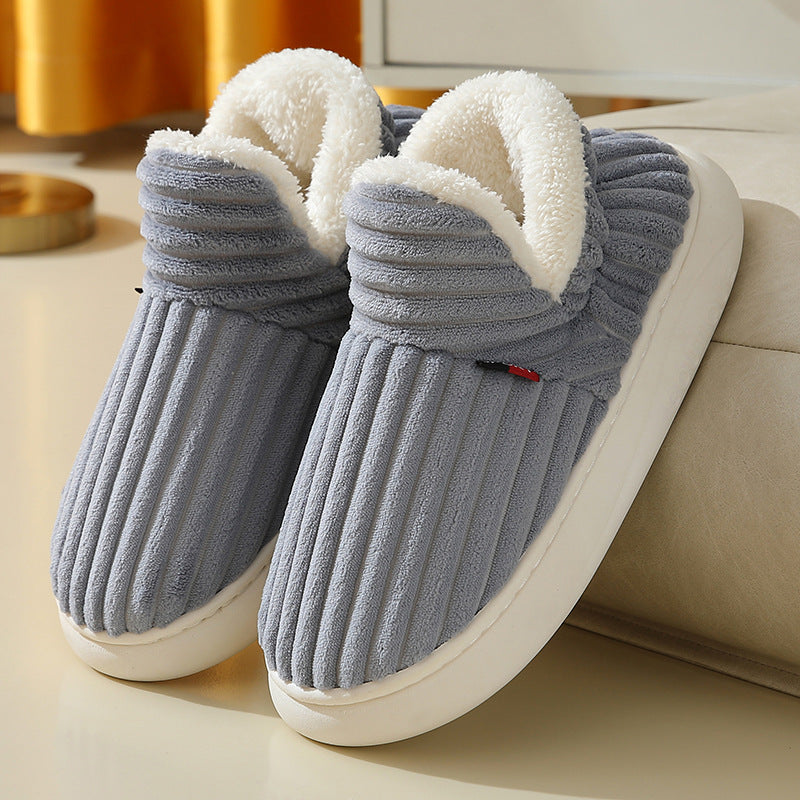 Sophie's Dames Warme Huispantoffels Comfort Slippers, ideaal voor extra comfort en warmte in huis. Deze comfortabele slippers zijn ontworpen met een stevige zool en een gewatteerde textuur voor een luxe gevoel bij elke stap. Perfect om je voeten warm te houden tijdens koude dagen en een stijlvolle toevoeging aan je huiselijke outfit.