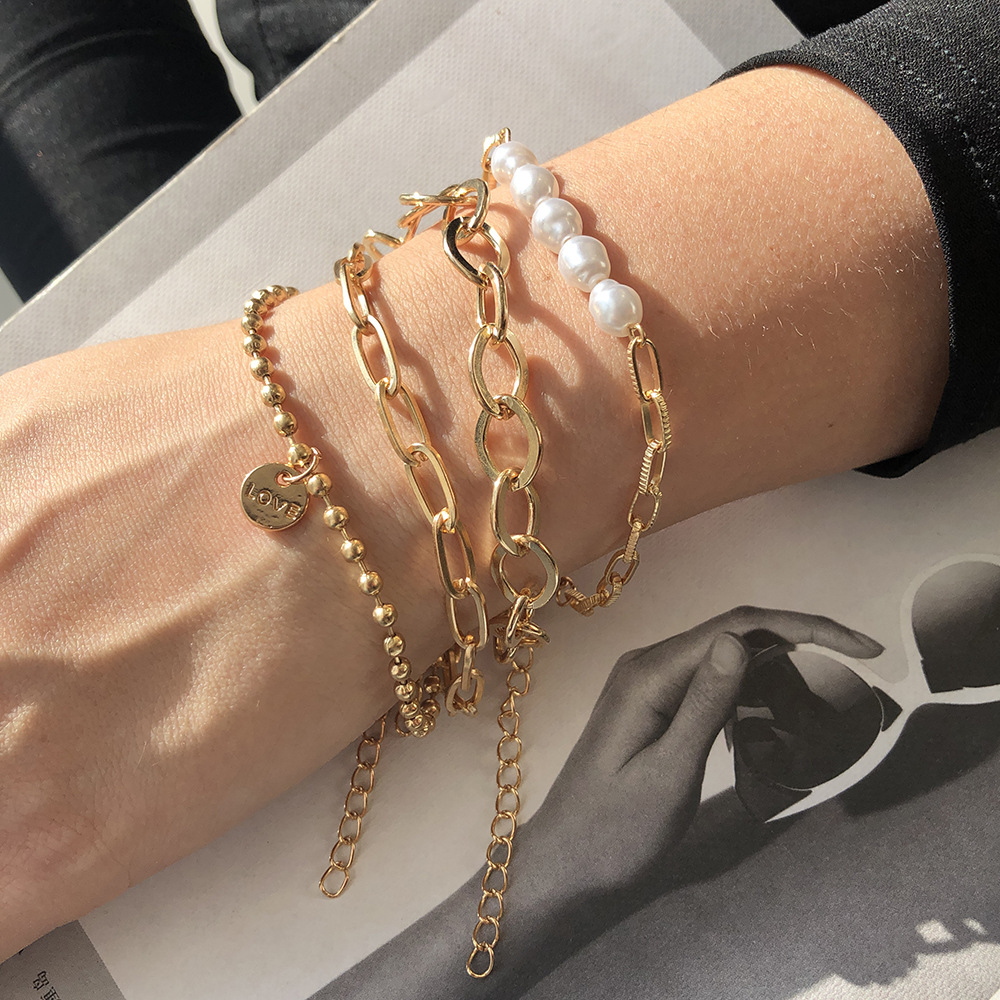 Set van stijlvolle armbanden, perfect voor een trendy look.
