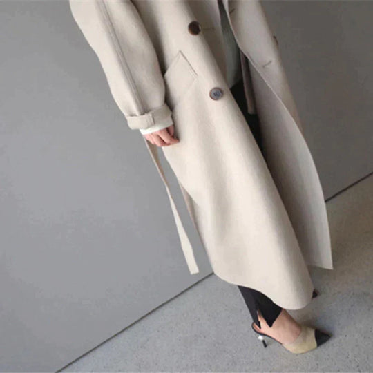 Elegante dames trenchcoat van het merk Laura, perfect voor een verfijnde en klassieke uitstraling. Deze trenchcoat combineert stijl en functionaliteit, ideaal voor zowel formele als casual gelegenheden. Gemaakt van hoogwaardige materialen voor comfort en duurzaamheid, met een flatterende pasvorm en praktische details zoals een riem en zakken. Een tijdloze toevoeging aan elke garderobe voor het tussenseizoen.