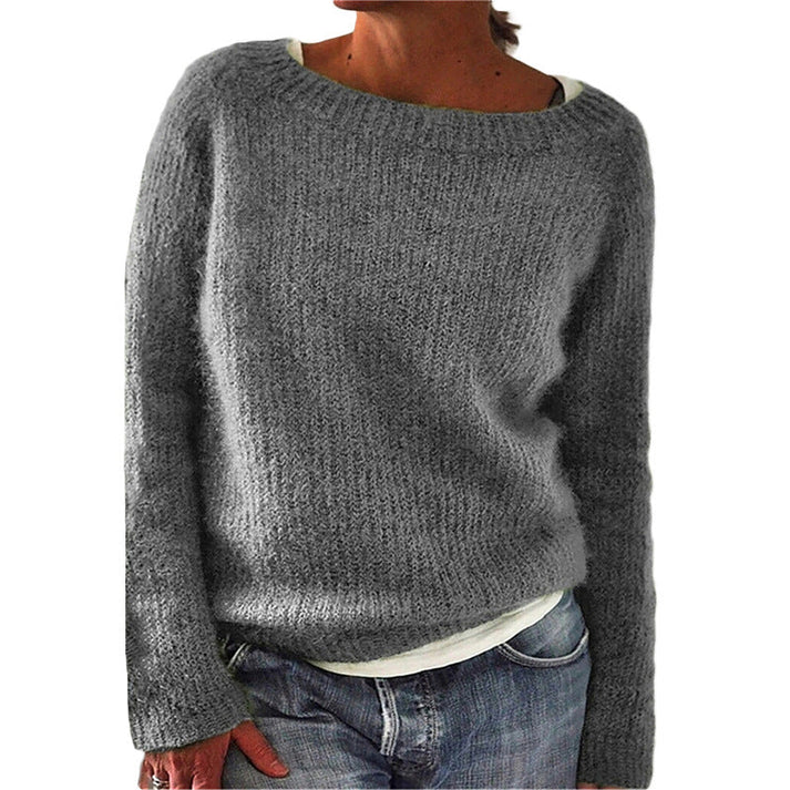 Vrouw draagt een zachte en comfortabele fluffy dames trui, perfect voor een knusse en casual look.