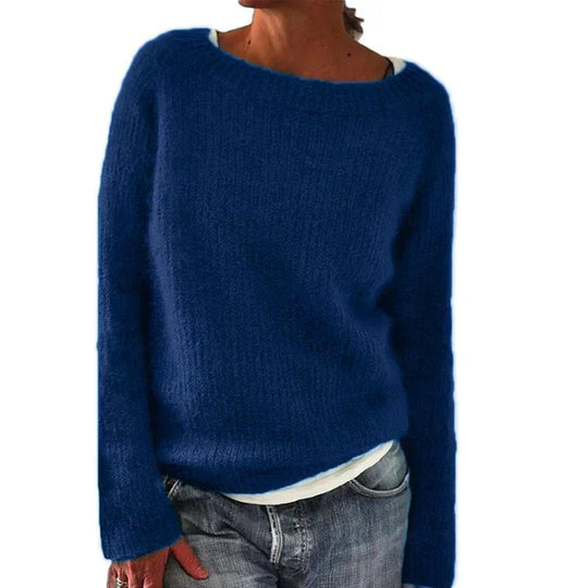 Vrouw draagt een zachte en comfortabele fluffy dames trui, perfect voor een knusse en casual look.