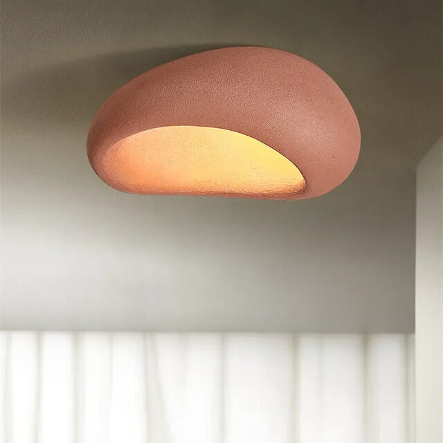 Moderne plafondlamp in organische vorm, ontworpen voor een rustige en elegante uitstraling.