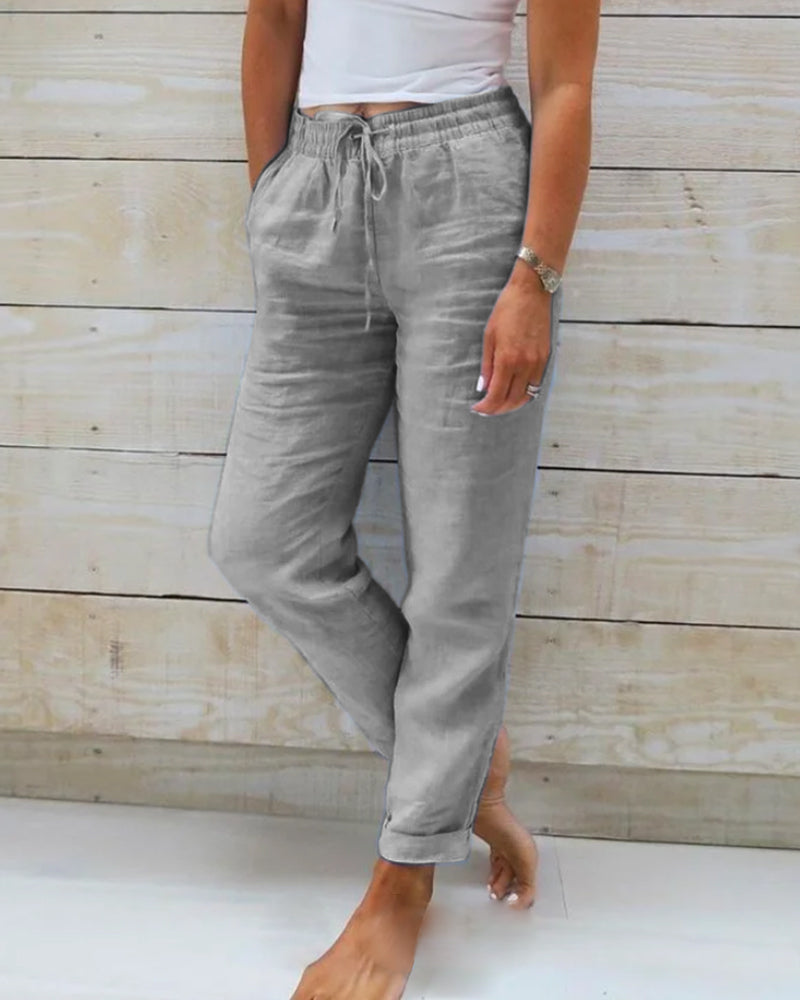 Nina zachte broek met elastische tailleband, perfect voor een relaxte en comfortabele pasvorm.
