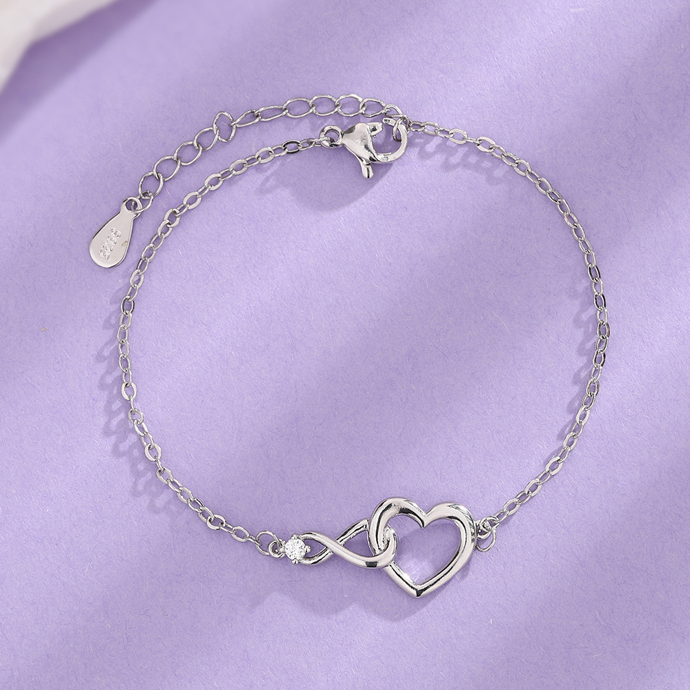 Lana elegante armband met een infinity hart symbool, ontworpen voor dames die houden van verfijnde sieraden.