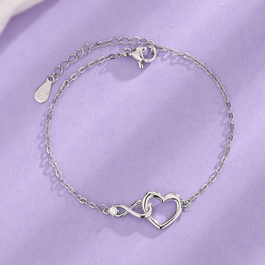 Lana elegante armband met een infinity hart symbool, ontworpen voor dames die houden van verfijnde sieraden.