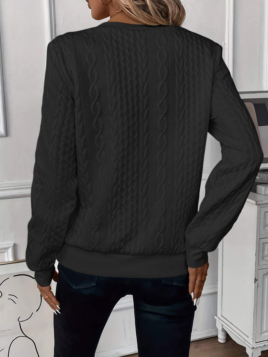 Vrouw draagt een gebreide dames sweater met ritssluiting, ideaal voor een stijlvolle en comfortabele look.