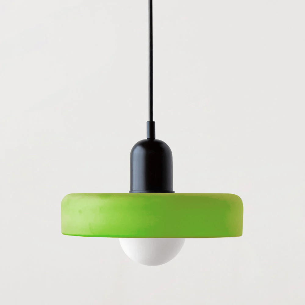 Deze moderne hanglamp biedt levendige kleuren en een strak ontwerp.