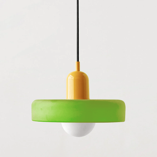 Unieke kleuren en strak design komen samen in deze moderne hanglamp.