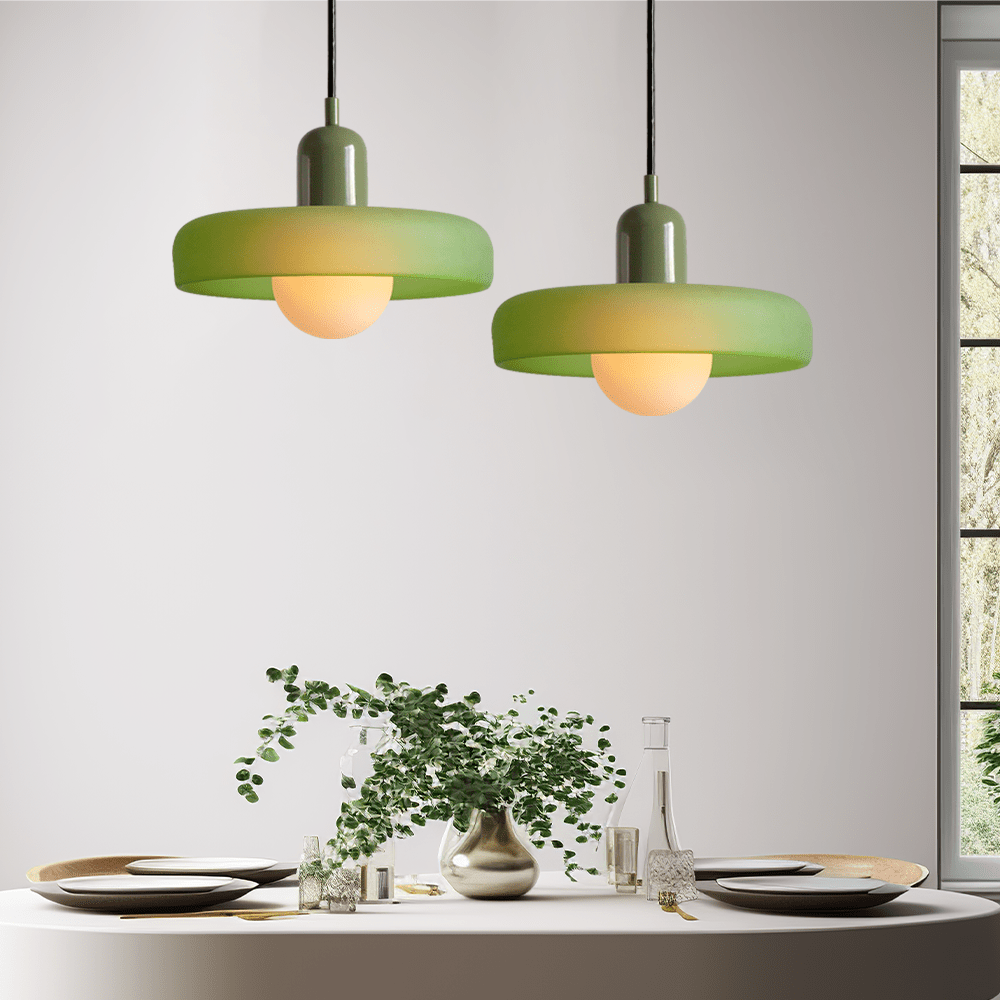 Eigentijdse hanglamp die modern design en levendige kleuren samenbrengt.