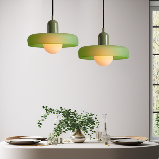 Strakke eetkamer hanglamp met een eigentijds ontwerp, ideaal voor een modern interieur.