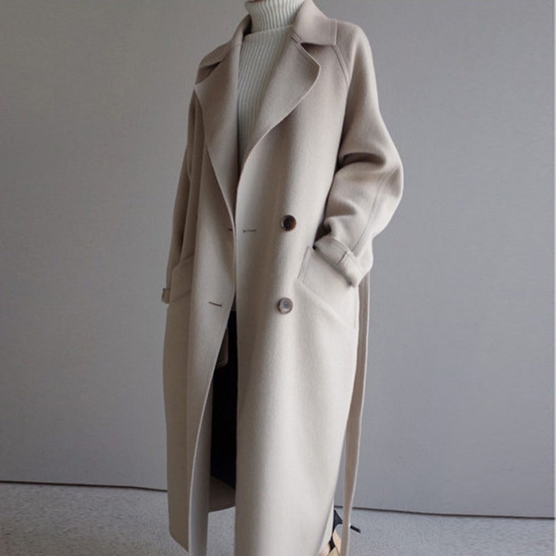 Laura Elegante Dames Trenchcoat - Een lange trenchcoat die klasse en elegantie toevoegt aan elke outfit, ontworpen voor een moderne en chique look.