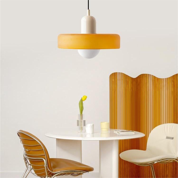 Eetkamer hanglamp met een modern en minimalistisch ontwerp, geschikt voor een stijlvolle uitstraling.