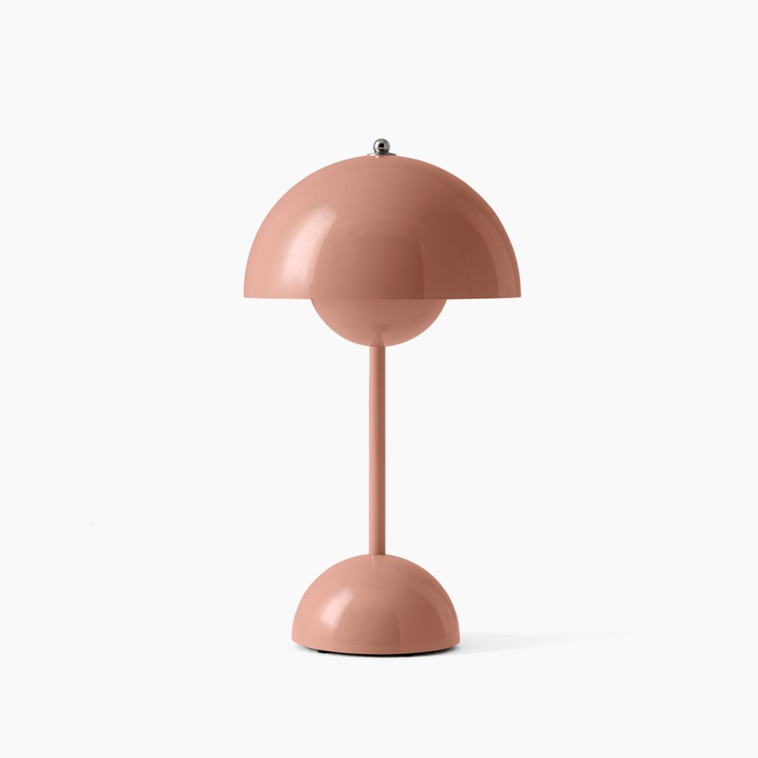 Minimalistische tafellamp met een eigentijds design en zachte verlichting.