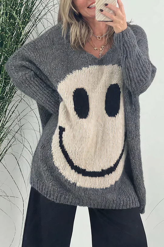 Sofie Vrouwelijke vrolijke sweater met een oversized pasvorm en een leuke smiley opdruk. Deze trui is perfect voor een speelse en comfortabele uitstraling in casual outfits.