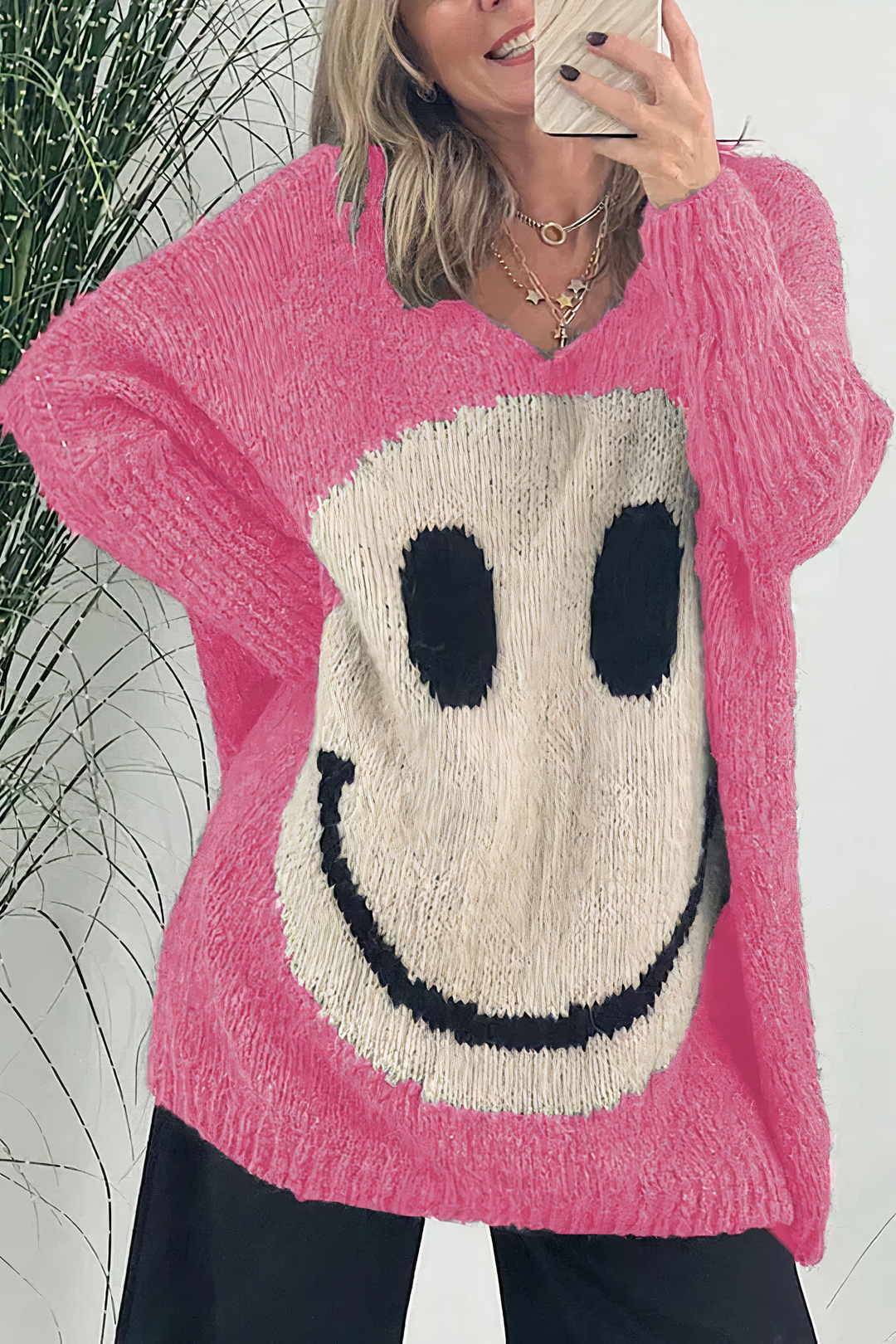 Sofie Vrouwelijke vrolijke sweater met een oversized pasvorm en een leuke smiley opdruk. Deze trui is perfect voor een speelse en comfortabele uitstraling in casual outfits.