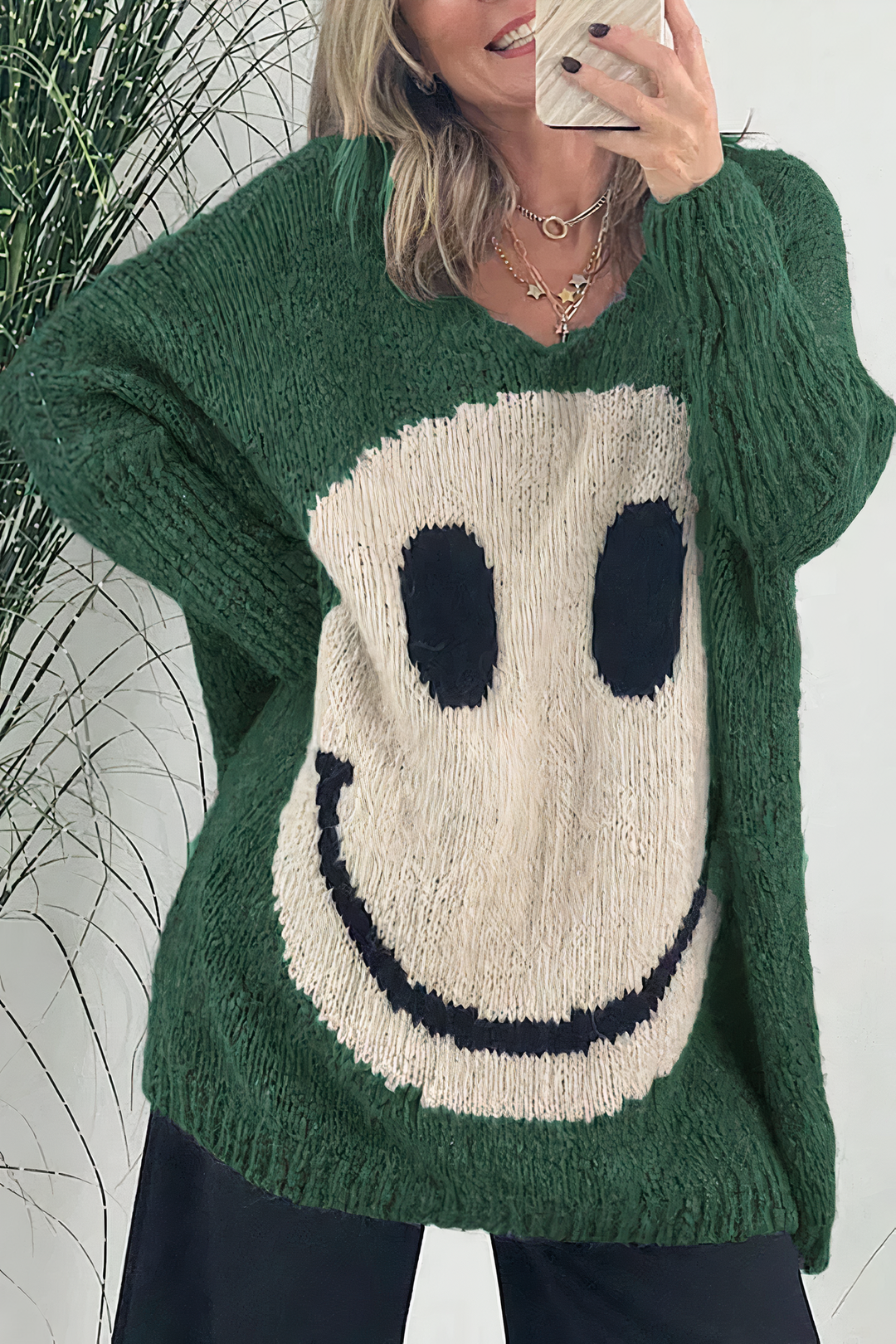 Sofie Vrouwelijke vrolijke sweater met een oversized pasvorm en een leuke smiley opdruk. Deze trui is perfect voor een speelse en comfortabele uitstraling in casual outfits.