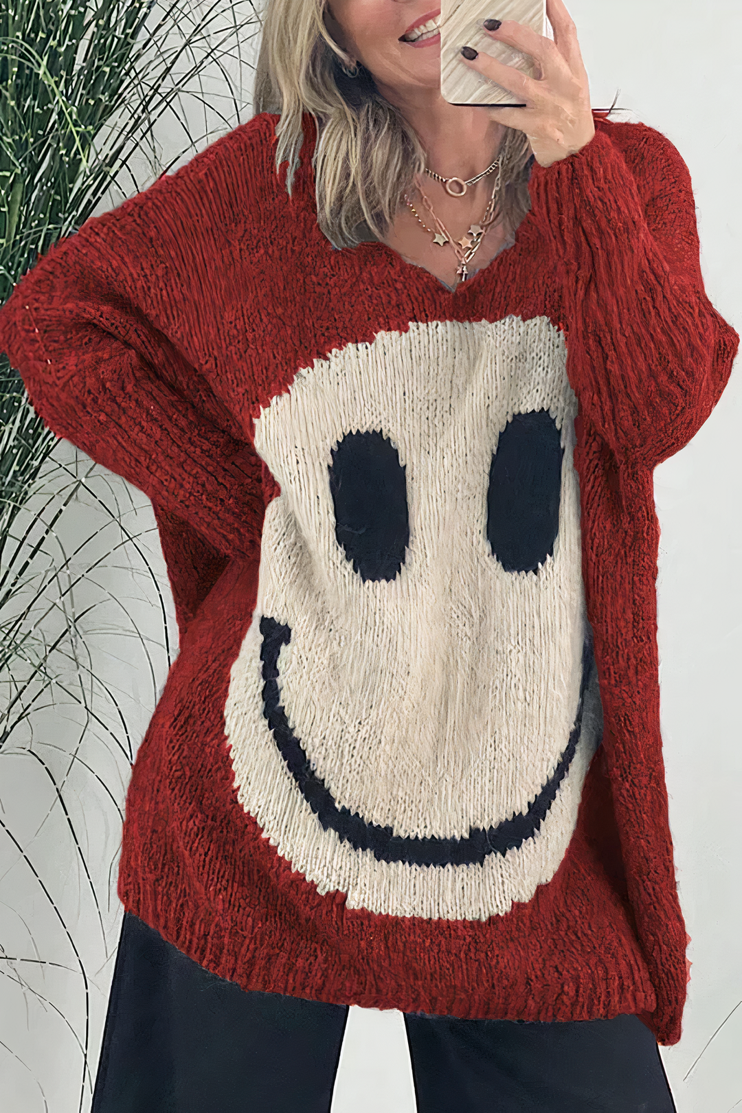 Sofie Vrouwelijke vrolijke sweater met een oversized pasvorm en een leuke smiley opdruk. Deze trui is perfect voor een speelse en comfortabele uitstraling in casual outfits.