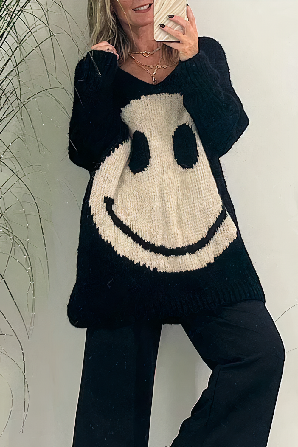 Sofie Vrouwelijke vrolijke sweater met een oversized pasvorm en een leuke smiley opdruk. Deze trui is perfect voor een speelse en comfortabele uitstraling in casual outfits.