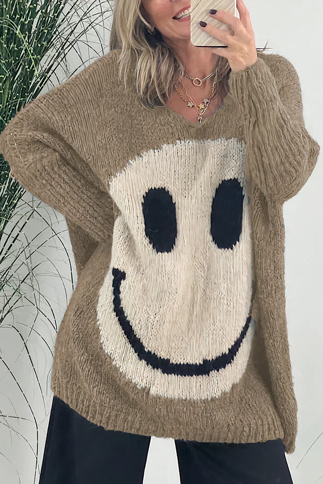 Sofie Vrouwelijke vrolijke sweater met een oversized pasvorm en een leuke smiley opdruk. Deze trui is perfect voor een speelse en comfortabele uitstraling in casual outfits.