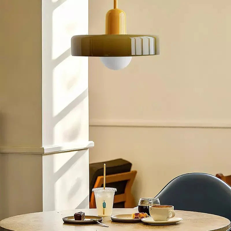 Hanglamp met kleurrijk ontwerp en moderne elegantie voor elke kamer.