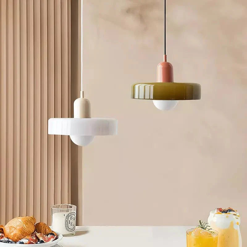 Hanglamp met opvallende kleuren en een minimalistisch ontwerp.