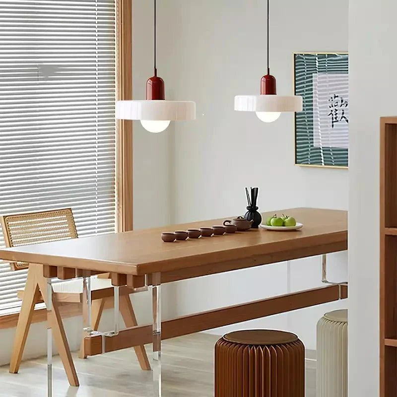 Moderne hanglamp met een verfijnd en kleurrijk design.