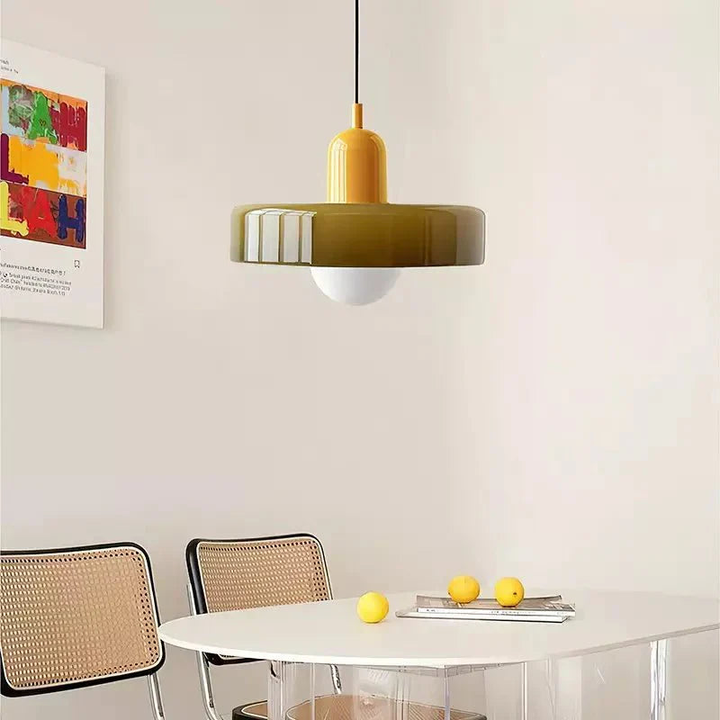 Eigentijdse hanglamp met een opvallend en kleurrijk design.