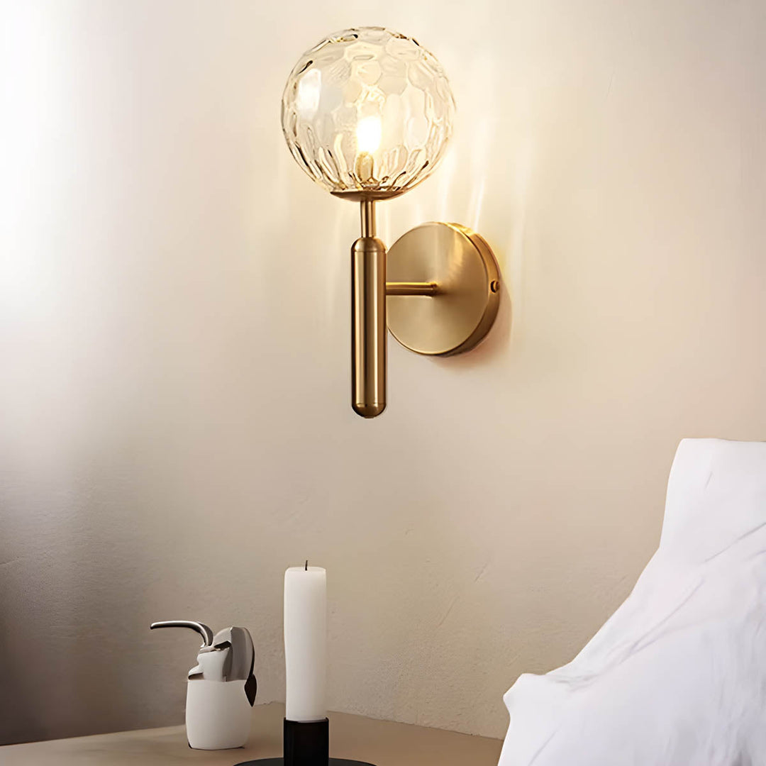 GlowSphere wandlamp met een modern design, voegt een decoratief element toe aan je interieur.
