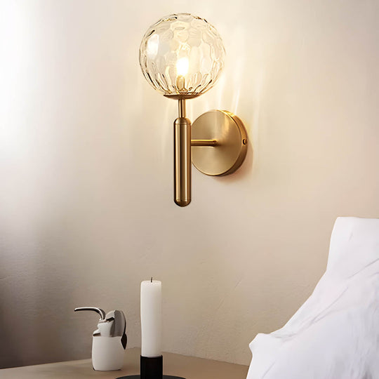 GlowSphere wandlamp met een modern design, voegt een decoratief element toe aan je interieur.
