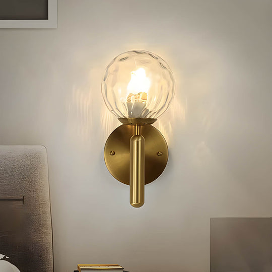 GlowSphere wandlamp met een elegante vormgeving, zorgt voor sfeervolle en decoratieve verlichting.
