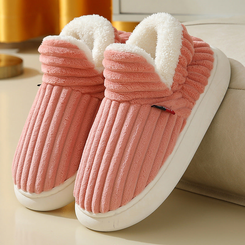 Sophie's Dames Warme Huispantoffels Comfort Slippers, ideaal voor extra comfort en warmte in huis. Deze comfortabele slippers zijn ontworpen met een stevige zool en een gewatteerde textuur voor een luxe gevoel bij elke stap. Perfect om je voeten warm te houden tijdens koude dagen en een stijlvolle toevoeging aan je huiselijke outfit.