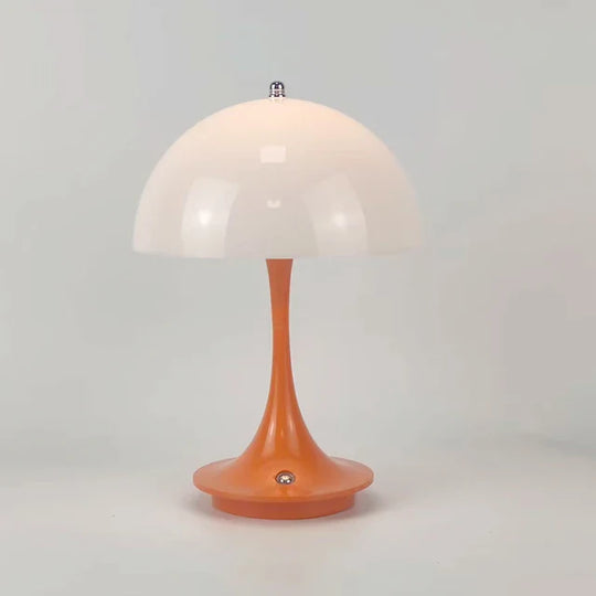 Oscar Moderne Tafellamp Iconische Lamp met een strak en functioneel ontwerp voor dagelijks gebruik.