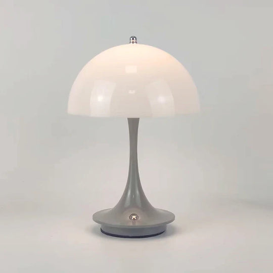 Oscar Moderne Tafellamp Iconische Lamp ontworpen om een moderne sfeer te creëren in elke ruimte.