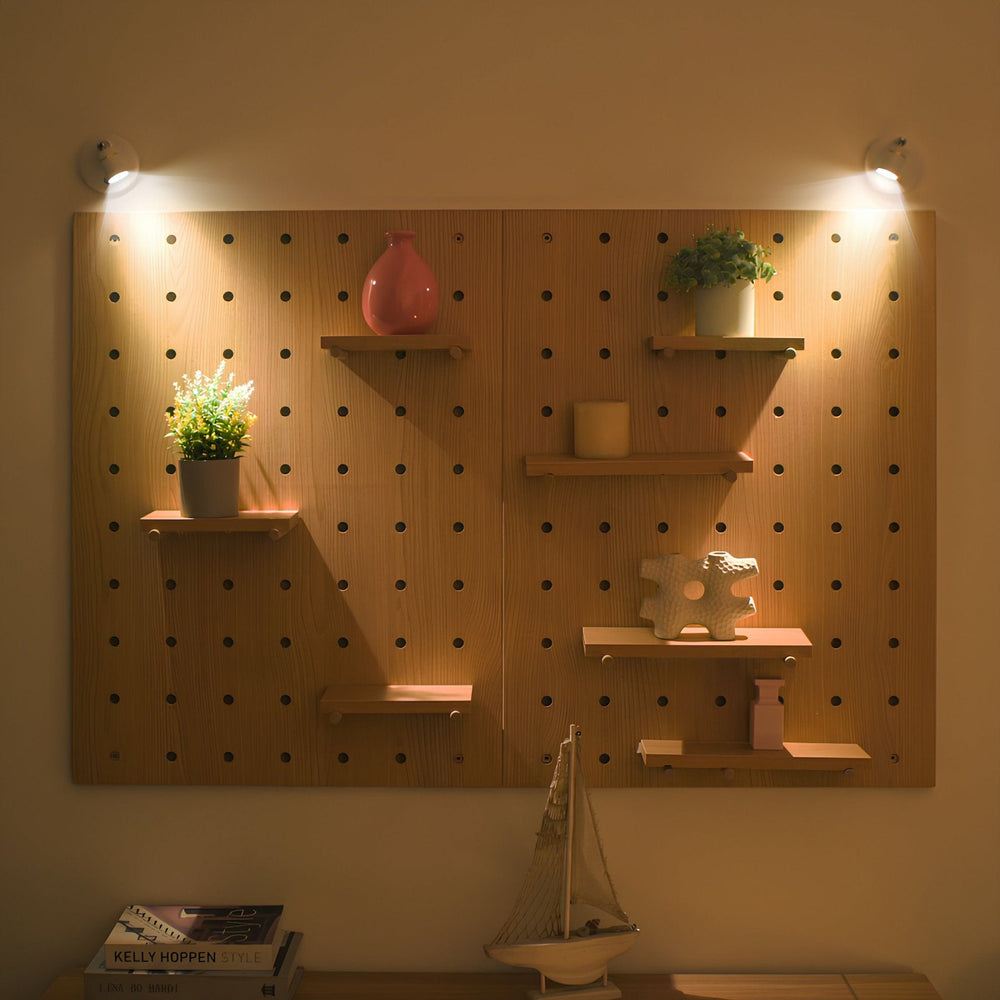 Spotlight gericht op een moderne houten wand met decoratieve items.
