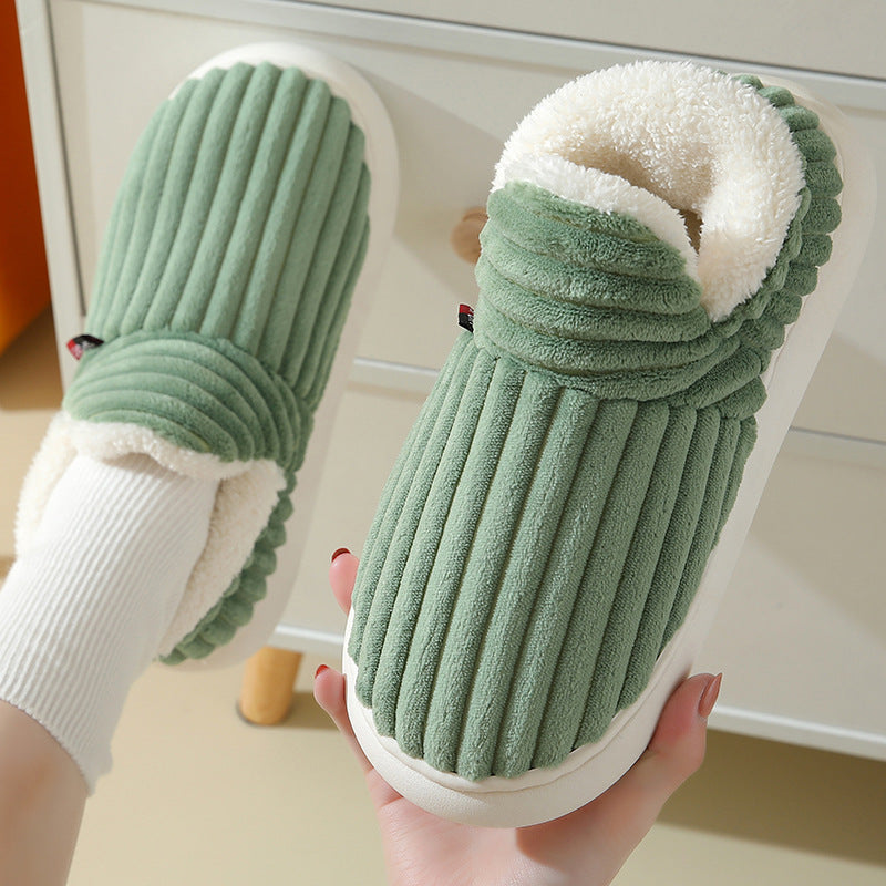 Sophie's Dames Warme Huispantoffels Comfort Slippers, ideaal voor extra comfort en warmte in huis. Deze comfortabele slippers zijn ontworpen met een stevige zool en een gewatteerde textuur voor een luxe gevoel bij elke stap. Perfect om je voeten warm te houden tijdens koude dagen en een stijlvolle toevoeging aan je huiselijke outfit.