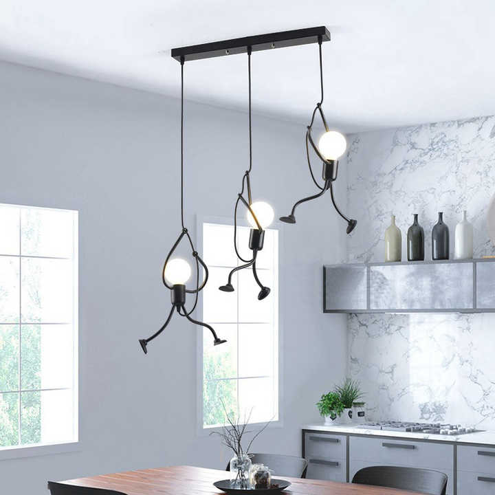 Artistieke hanglamp met figuren die naar beneden hangen, geschikt voor een interieur met een moderne en creatieve twist.