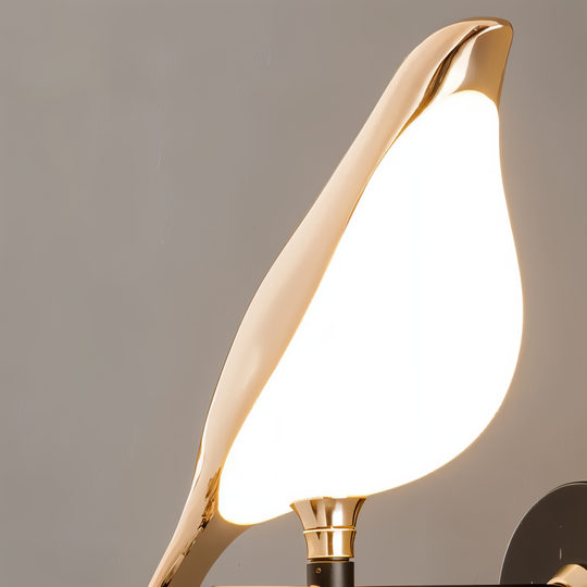 LumeBird wandlamp, een verfijnd design met een vogelthema dat je ruimte een luxe uitstraling geeft.
