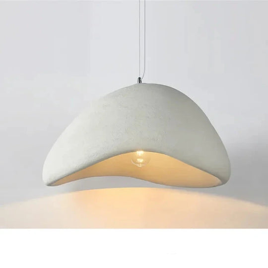 Sculpturale hanglampen met een minimalistisch design, ideaal voor moderne woon- of kantoorruimtes.