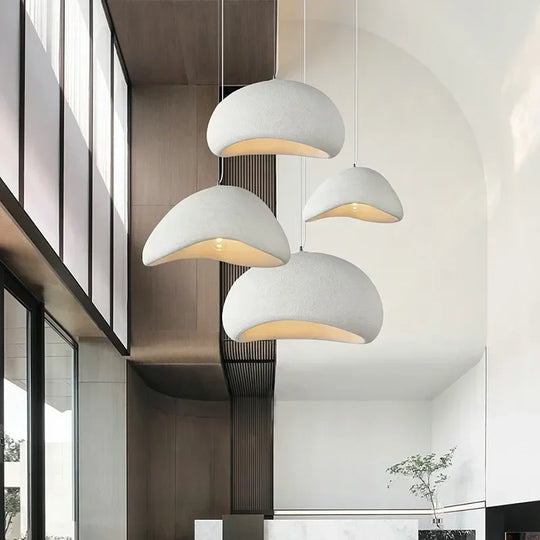 Hanglampen met een modern en uniek ontwerp, geschikt voor een minimalistisch ingerichte ruimte.