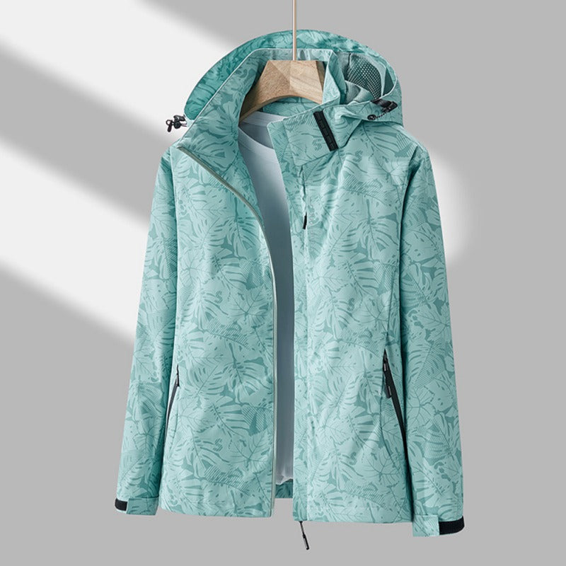 Jasmine Vrouwelijke waterafstotende outdoorjas met een stijlvolle print en capuchon. Dit windjack is ontworpen voor actieve buitenactiviteiten en biedt comfort en bescherming tegen de elementen.