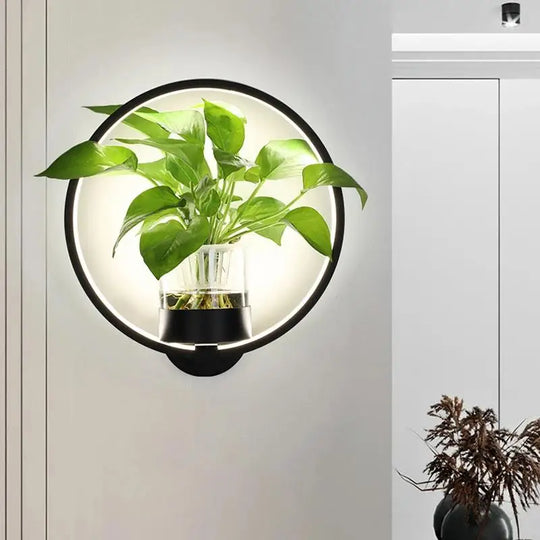 Wandlamp met geïntegreerd groen, een moderne en creatieve verlichtingsoplossing.